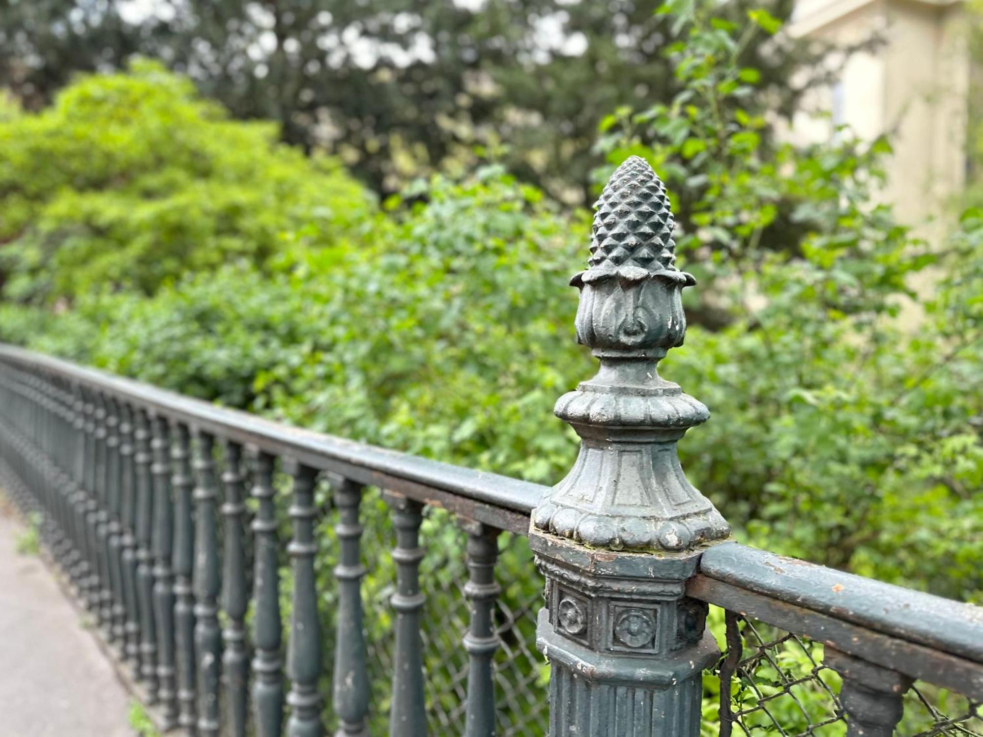 Stylish & Chic Duplex Near Eiffel Tower Apartment *