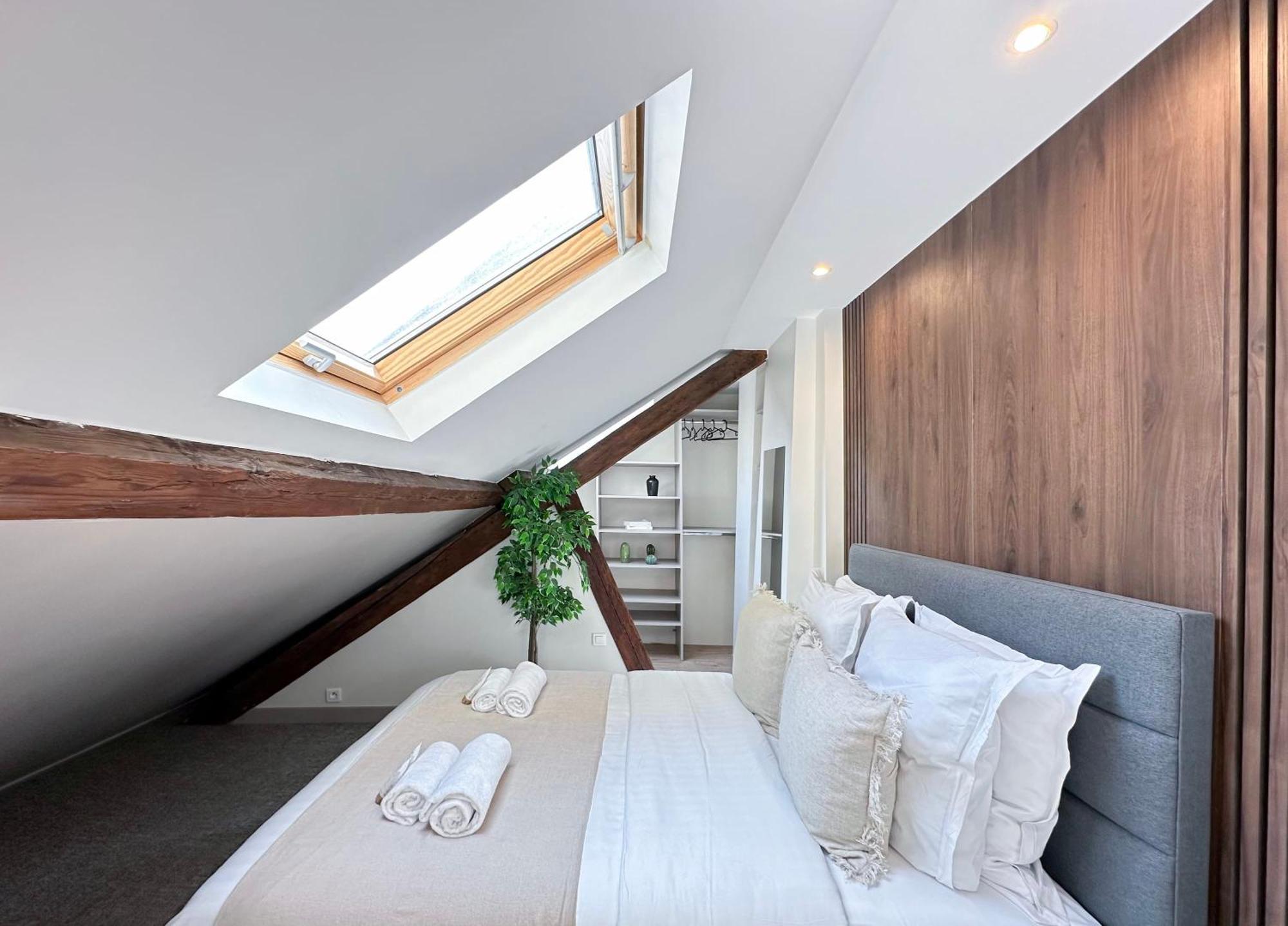 Stylish & Chic Duplex Near Eiffel Tower Apartment *