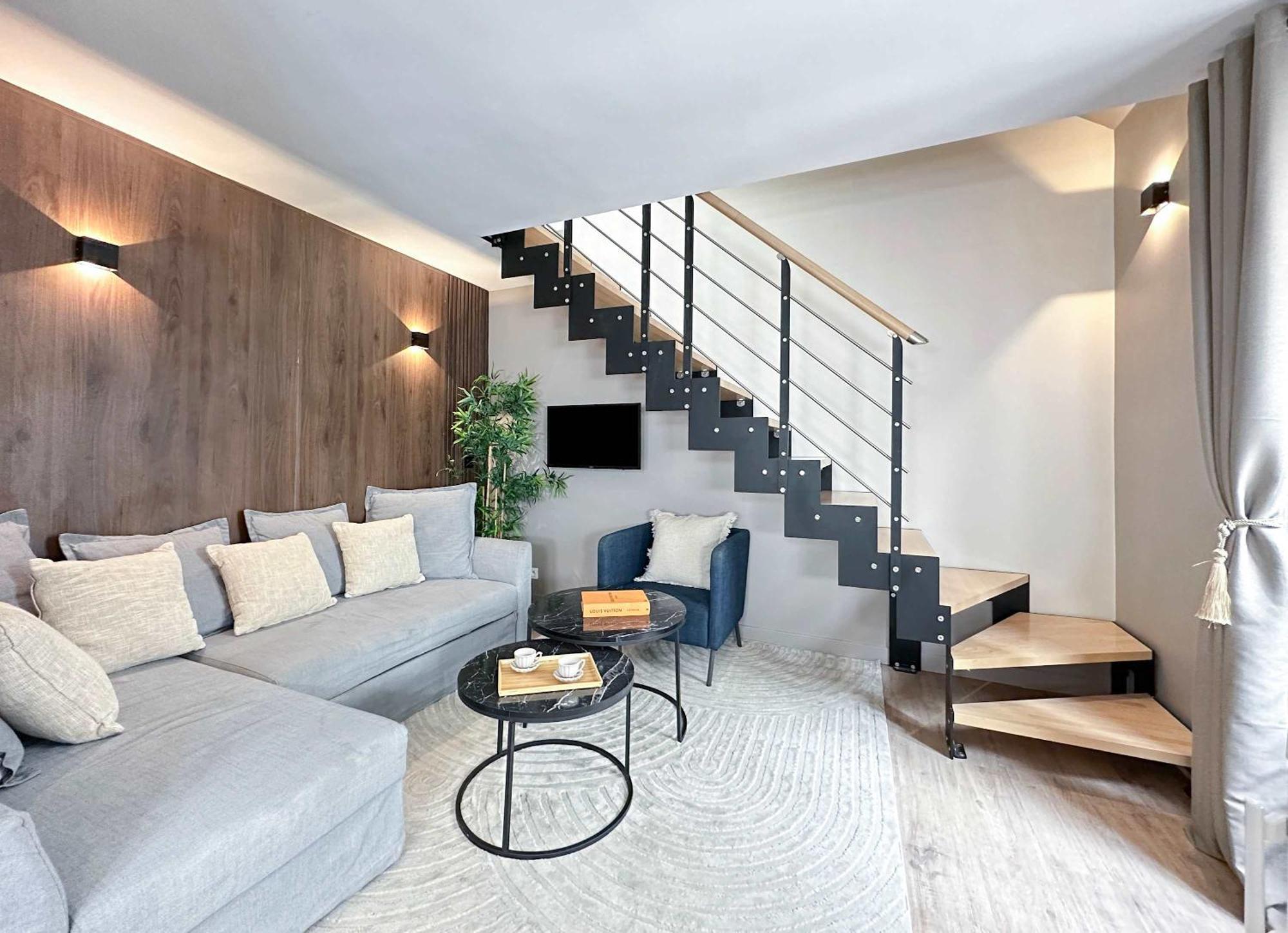 Stylish & Chic Duplex Near Eiffel Tower Apartment *
